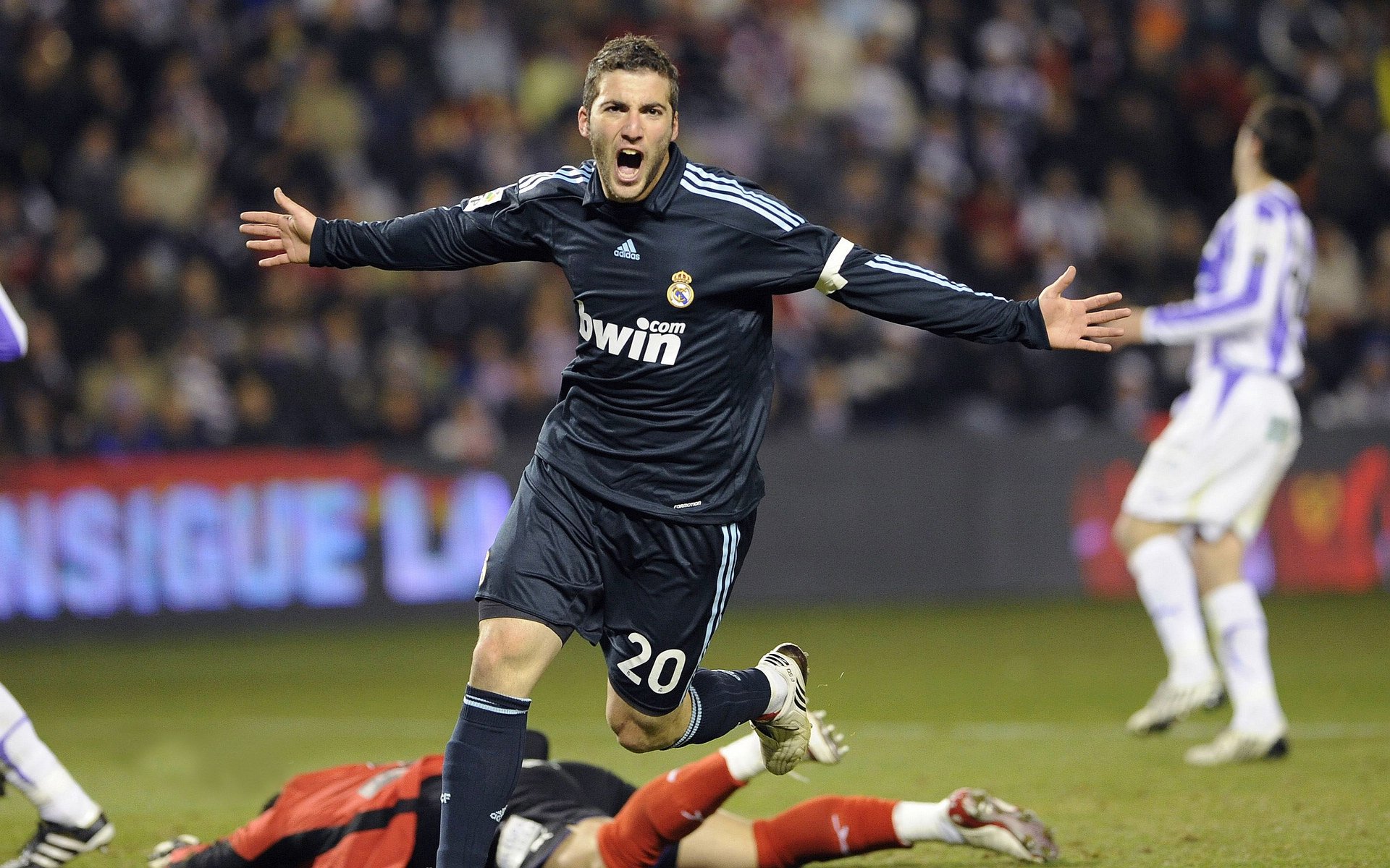 达拉斯独行侠抢七大战鏖战菲尼克斯太阳，浓眉砍下5记关键球，全场沸腾